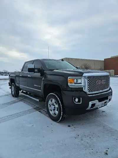 2016 Gmc Sierra Denali, Diesel 245000 klms has some damage to box and bumper, new brakes,batteries,...