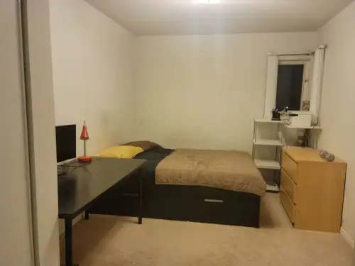 Room with private bathroom in a shared townhouse. Utilities and internet Included. Laundry in baseme...