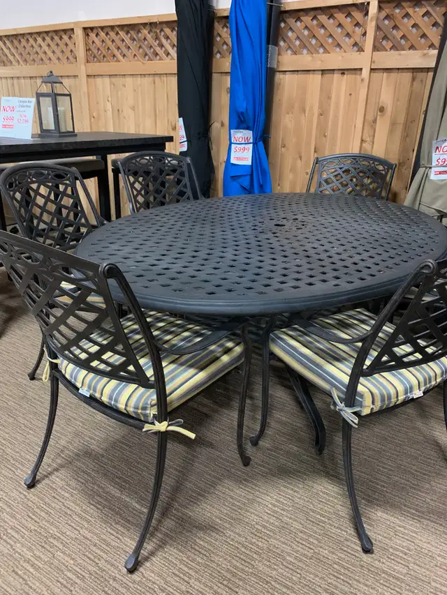 OUTDOOR LARGE OVAL PATIO TABLE & 6 CHAIRS in Patio & Garden Furniture in Oakville / Halton Region - Image 3