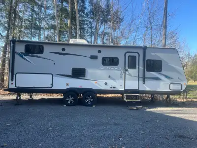 New awning in 2023 Comes with heavy duty Husky centerline anti-sway load distribution hitch. Include...