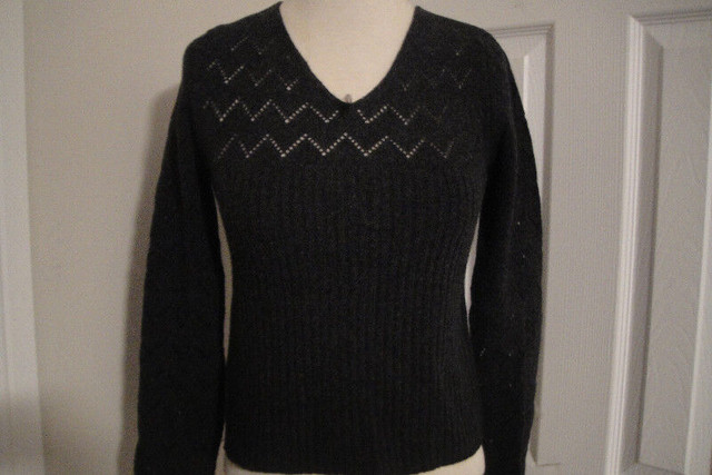 The Limited Women's Knit V Neck Black/Grey Sweater Size Small in Women's - Tops & Outerwear in Markham / York Region