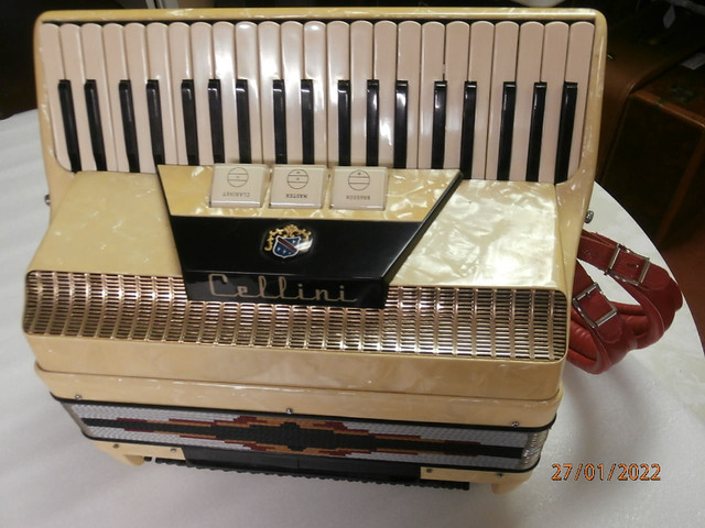 Cellini piano accordion 120 bass mod. L 876/4 in Pianos & Keyboards in Stratford - Image 2