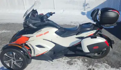 2015 CANAM SPYDER ST-S (SE5) WITH 35890 KMS. COMES WITH GARMIN GPS, 3 TIRES WITH 1 SEASON USED (5000...