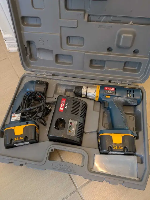 Ryobi 14.4V cordless drill, cordless flashlight in Power Tools in Ottawa - Image 3