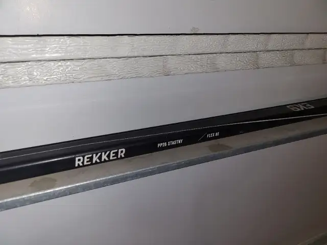 HPP26 - Statsny - 53 inches long Intermediate REKKER PP26FLEX 65 in Hockey in Winnipeg - Image 3