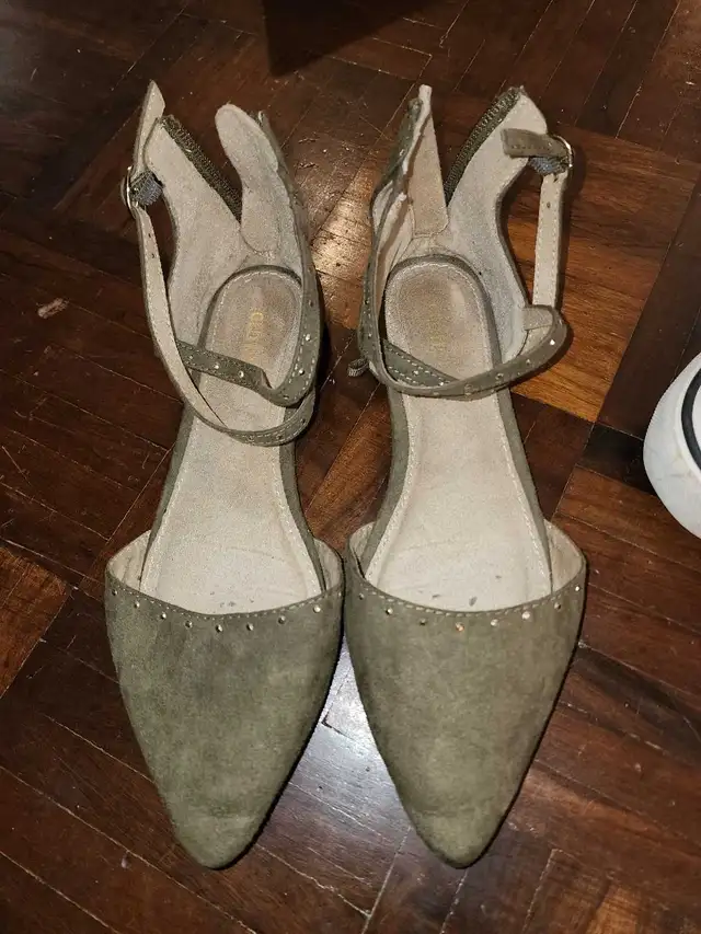 Lot of 50 Women & Boys Shoes Sizes 6-11 *NEW/EUC* in Multi-item in City of Toronto - Image 6