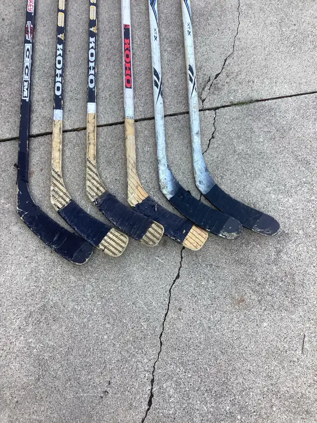 11 Used Wood Hockey Sticks in Hockey in Chatham-Kent - Image 4