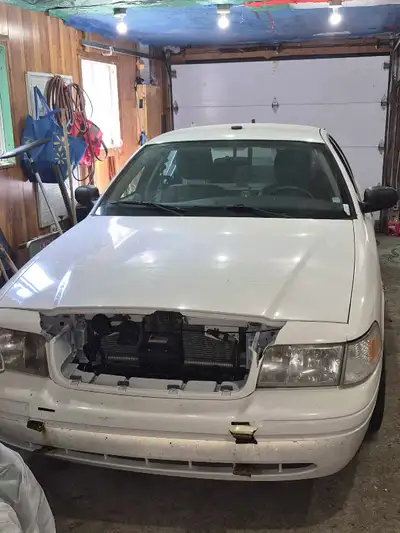 **Crown Victoria 2011 P7B Police Interceptor à vendre pas cher** Le char a une **fuite de prestone/c...