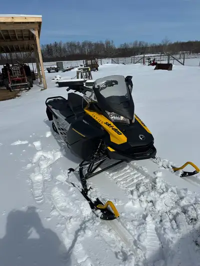 Excellent condition 5300 kms Medium windshield with mirrors Visor plug Electric start and reverse 1....