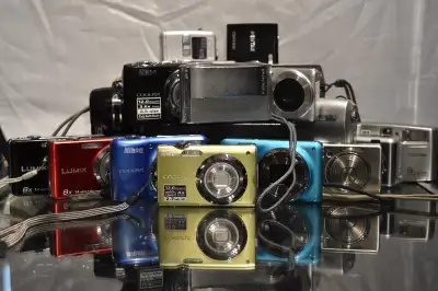 Digital Point-and-Shoot Cameras/Caméras numériques compactes, View more
