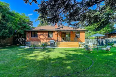 Note : Main Floor Only : A Perfect 3 bed home in a Prime Oakville Location Ideal for Families or Lak...