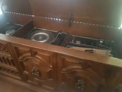 Very beautiful looking cabinet with beautifully sounding radio and vinyl record player. Works perfec...