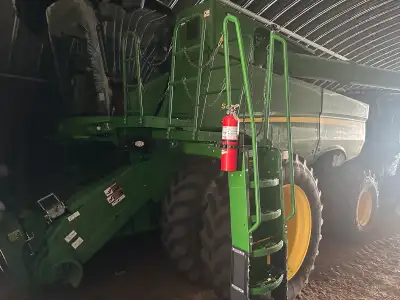 2015 John Deere S670 -2209 sep hours -3077 eng hours -kuchar feed accelerator -wilfong threshing ele...