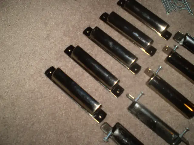 10 USED KITCHEN CABINETS METAL HANDLES 4" CENTRES + SCREWS $20. in Hardware, Nails & Screws in Thunder Bay - Image 2