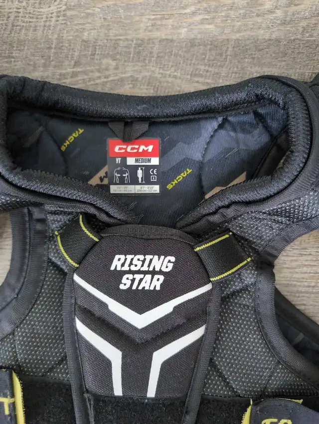 Hockey Equipment Youth Medium in Hockey in St. Albert - Image 3