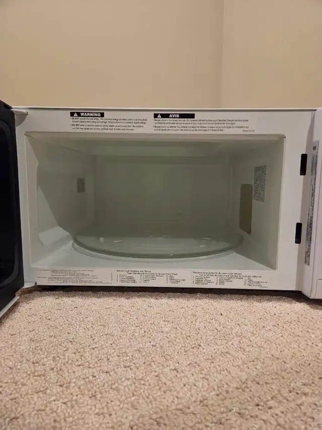 Large Panasonic Microwave in Microwaves & Cookers in London - Image 3