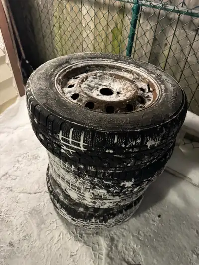 235/65R17 Kumho winter tires off of 2015 Kia Sorento. 5x114.3mm (5x4.5 inch) bolt pattern You’re buy...