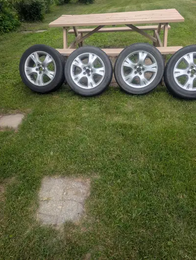 Pneu d’été 205/55 R16 monté sur mag Toyota Matrix. Prix : $200,00 Tél (819) 295-5234