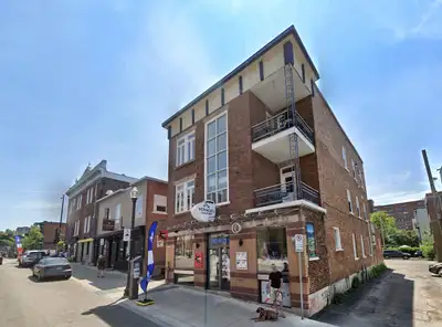 Appartement 4 1/2. Jolie deux chambres à coucher semi-meublé (cuisinière, réfrigérateur, laveuse-séc...