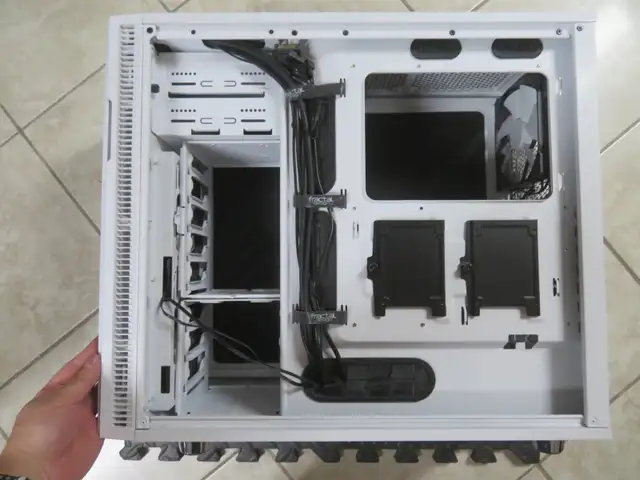 Fractal Design Define R5 Computer Case (White, solid panel) in System Components in St. Catharines - Image 7