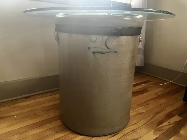 crock table in Other Tables in Windsor Region - Image 3