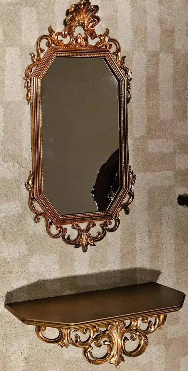 RARE ANTIQUE "SYROCO" USA ORNATE WALL MIRROR AND SHELF in Home Décor & Accents in City of Toronto - Image 4