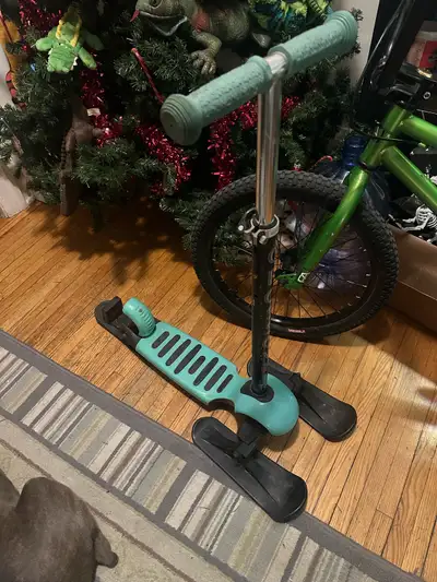 Green and black triple blade, snow scooter Adjustable handlebar height Works very well $25 Pickup in...