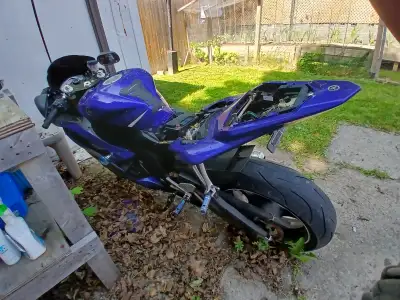 Selling a Yamaha R6 for parts; it's a used bike, evident in the photos showing its current condition...