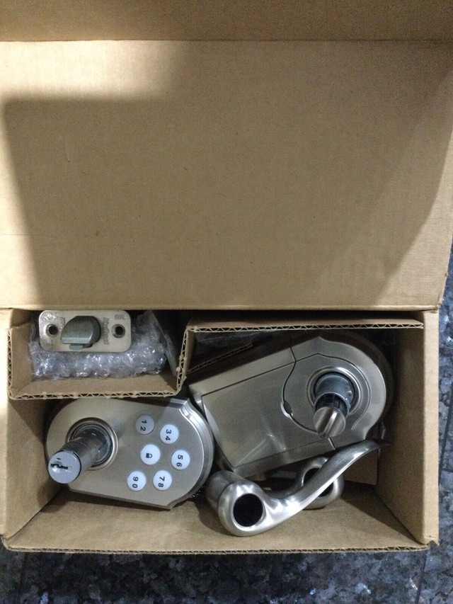 Kwikset 911TNL Keyless Electronic Door Lever Finish in Other in Mississauga / Peel Region - Image 3