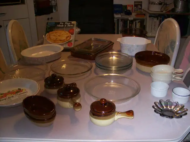 article de cuisine en cristal,plat hors d,oueuvre,vases,beurrier in Kitchen & Dining Wares in Laval / North Shore - Image 6