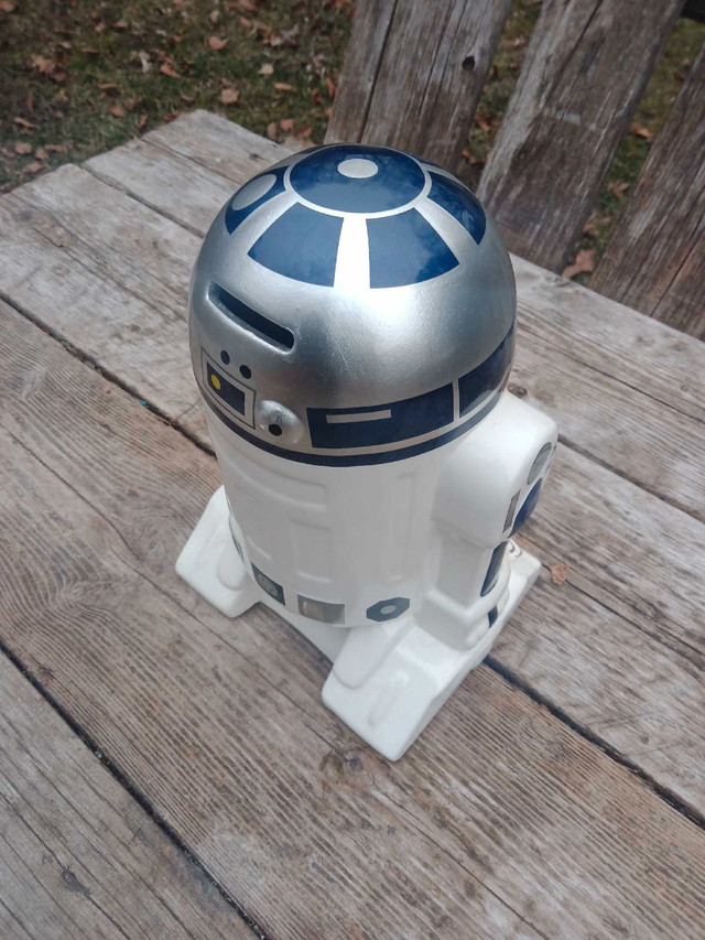 Star Wars R2D2 Coin Porcelain Piggy Bank in Arts & Collectibles in Oshawa / Durham Region - Image 2