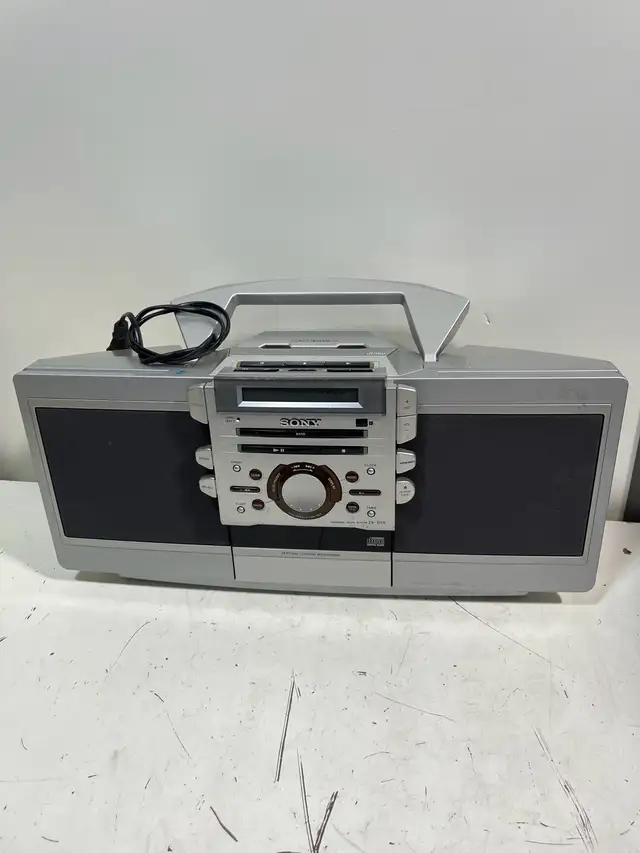 Sony ZS-D55 Boombox in Stereo Systems & Home Theatre in City of Montréal - Image 2