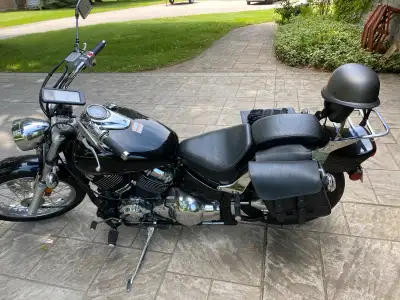 2013 Yamaha vstar custom 650 with 5263km, 2 helmets with head sets, cell phone charging port, new ti...