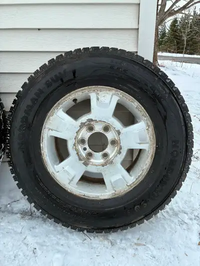 Pneu d’hiver Nordman SUV 265/70R17 monté sur mag FORD avec disposition 6x135 ( bolt pattern ) Peu d’...