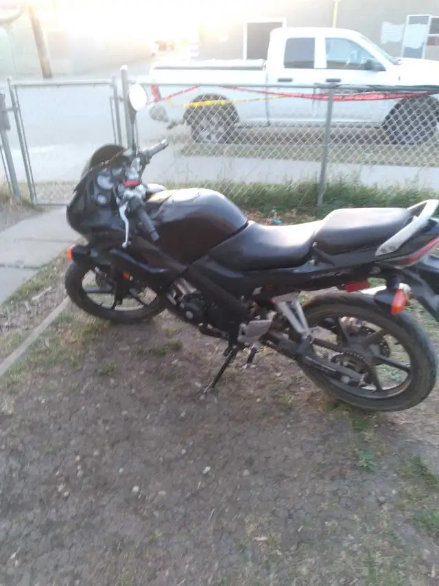 08 CBR 125R in Sport Bikes in Edmonton - Image 4