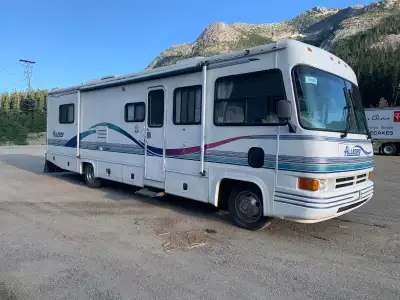 Well-kept 32-foot Tiffin Allegro offers the solid build quality Tiffin is known for, with a smooth-r...