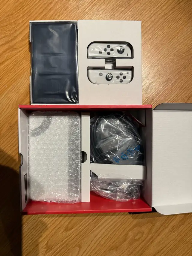 Nintendo Switch OLED in Nintendo Switch in City of Montréal - Image 4