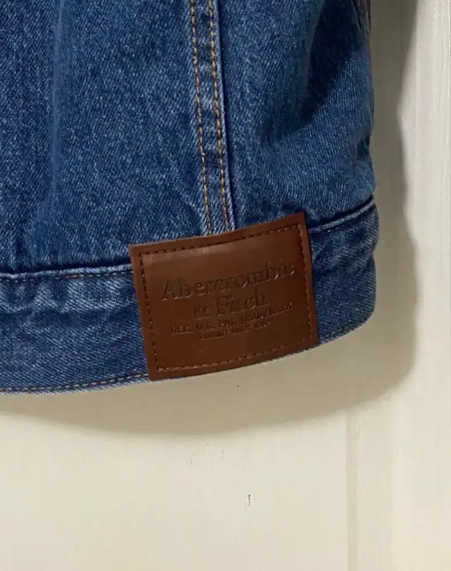 Abercrombie & Fitch Sherpa-Lined Trucker Denim Jacket in Men's in Mississauga / Peel Region - Image 8