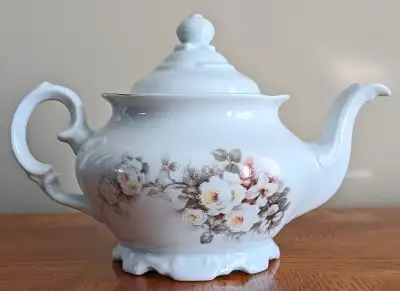 Porcelana Schmidt Brasil Teapot 7” tall Excellent Condition Never Used - Was Display Only Kept in a...