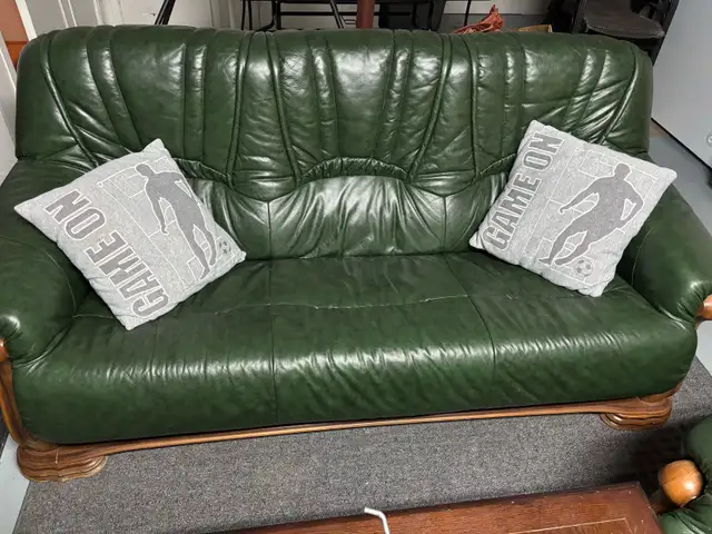 divan et causeuse en cuir véritable  vert in Couches & Futons in Trois-Rivières - Image 3