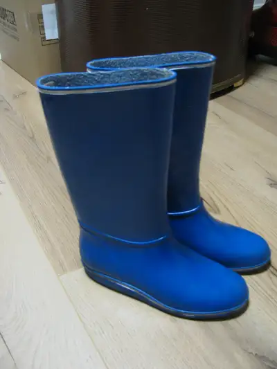 Taille enfant 1 couleur bleue. En caoutchouc. En bonne condition.