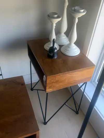 2 Tables de chevet ou d’appoint en bois et pattes en fer , View more