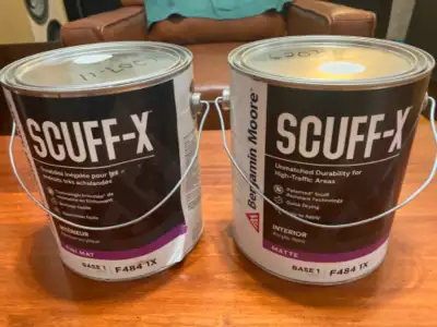 2 gallons peinture haut de gamme Benjamin Moore Scuff-X ( Couleur 6207-11 Blanc Cassé: Fini Mat Lava...