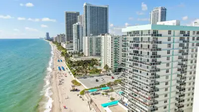 AU BORD DE LA MER A HOLLYWOOD BEACH - FLORIDE, View more