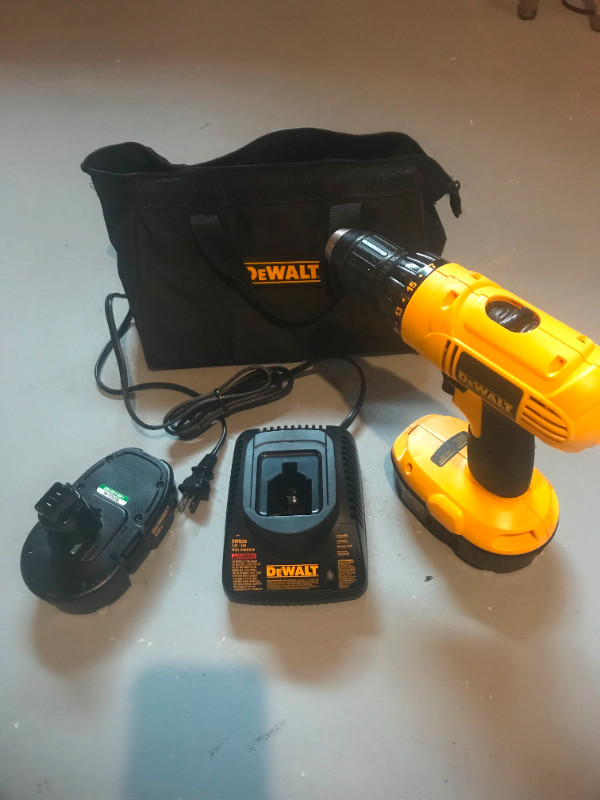 DEWALT 18-volt 1/2-in Cordless Drill Kit in Power Tools in Muskoka