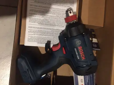 La scie ronde de DEWALT comme neuve avec lame et batterie.,sac:195$il n’y est pas sur demande et pas...