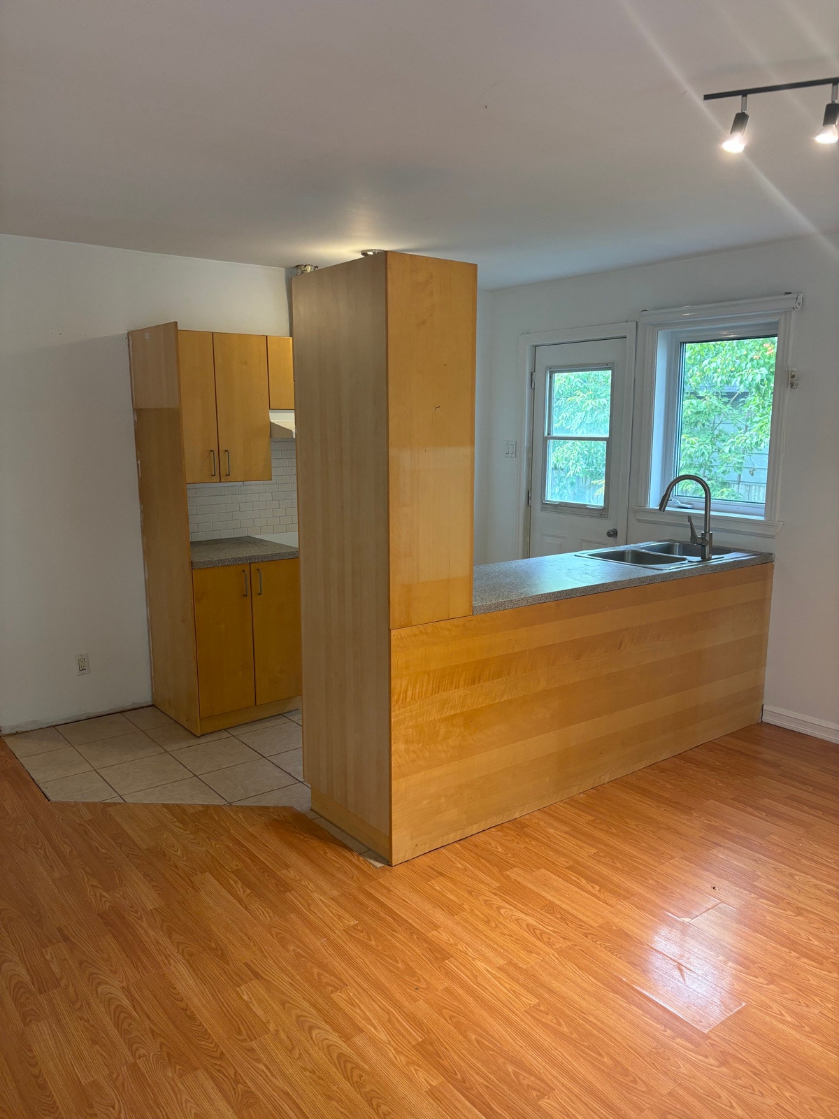 beau 31/2 à louer Brossard prêt terminus Panama — photo 3