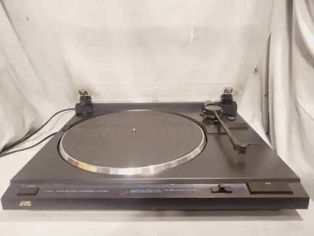 vintage jvc turntable model L-AX3B  FOR PARTS/REPAIR in Stereo Systems & Home Theatre in Mississauga / Peel Region - Image 3
