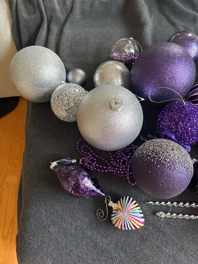 Beautiful black half Christmas Tree with lights and decorations in Holiday, Event & Seasonal in Gatineau - Image 7