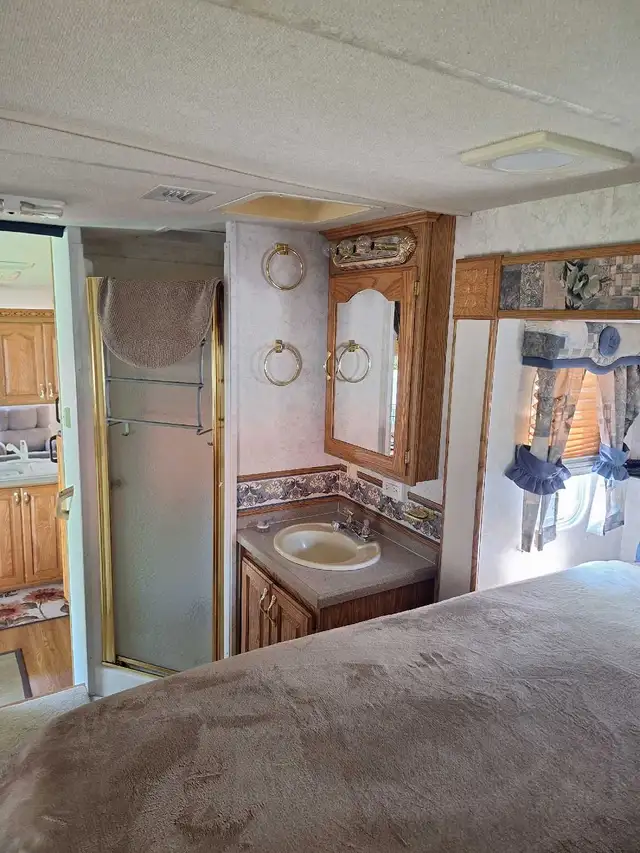 2004 NU-WA Hitch Hiker Discover America Touring Coach 35 in Travel Trailers & Campers in New Glasgow - Image 5